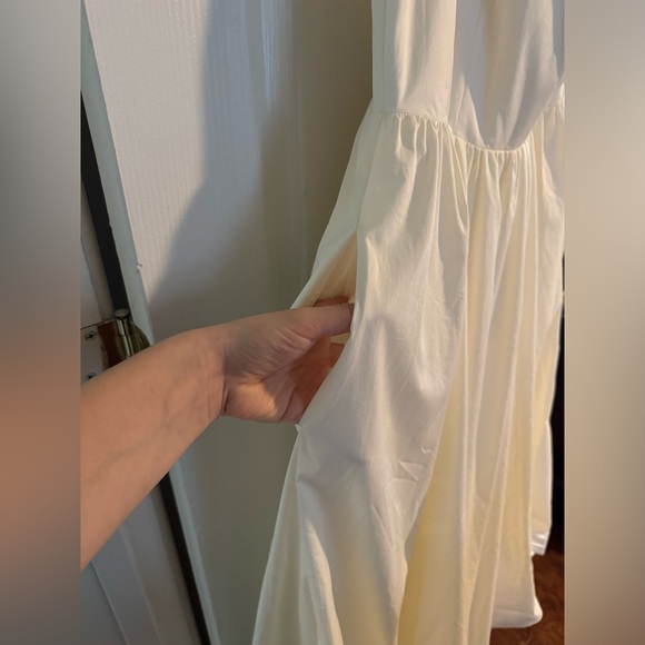 House of CB women’s ivory midi dress. Size: L - Picture 3 of 6